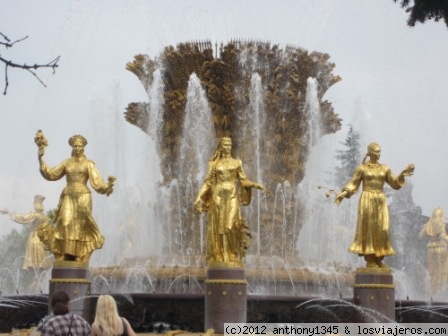 Fuente de las Naciones, en el VDNJ, Moscú
Esulturas doradas de la Fuente de las Naciones, que representan a cada uno de los países de la órbita soviética. Se encuentra en el Centro Panruso de Exposiciones, en Moscú.
