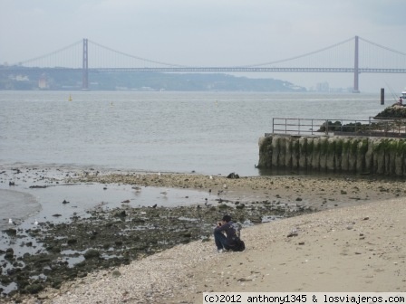 Cazador cazado
Un chaval hace fotos de las gaviotas con la marea baja mientras yo hacía una foto del puente...
