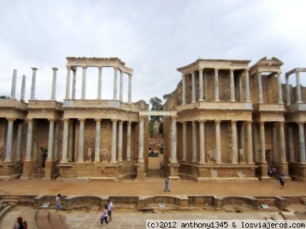 Teatro romano de Mérida
Vista de la escena del teatro romano de Mérida, construído en e 15 a.C. Se trata de uno de los teatros romanos mejor conservados, aunque parece ser que la reconstrucción que se hizo no concordaría del todo con el edificio original...
