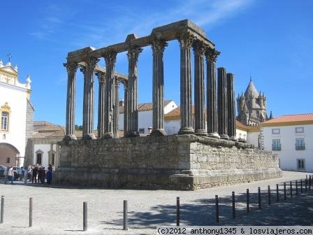 Templo romano de Évora
Ruinas del templo de Diana, en las proximidades de la catedral, cuya torre se ve al fondo.
