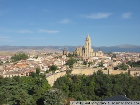 Vista de Segovia
Vista de Segovia desde lo alto de la Torre de Juan II en el Alcázar. Destaca la mole de la catedral, los campanarios de San Andrés y San Estéban y las murallas de la ciudad.
