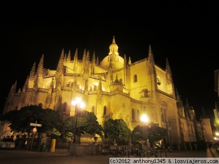 Catedral de Segovia
Imágen nocturna de la cabecera y la puerta de entrada de la catedral de Segovia, en la Plaza Mayor.
