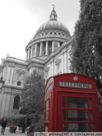 Saint Paul, Londres
Imagen en blanco negro y rojo de la catedral de Saint Paul, con una típica cabina. Londres no será bonita (en mi humilde opinión), pero se presta mucho a este tipo de fotos...

