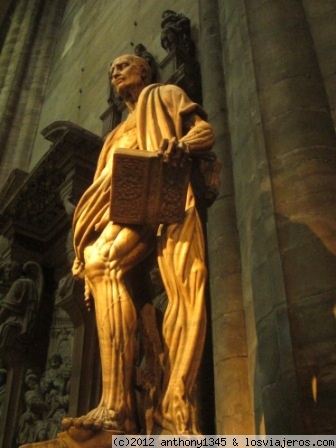 Estatua de San Bartolomé, Milán
Una estatua un tanto gore de San Bartolomé desollado, tapándose con su piel a modo de túnica... es del siglo XVI, y se encuentra en la catedral de Milán...
