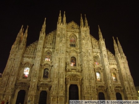 El Duomo de Milán
Imagen nocturna de la fachada del Duomo

