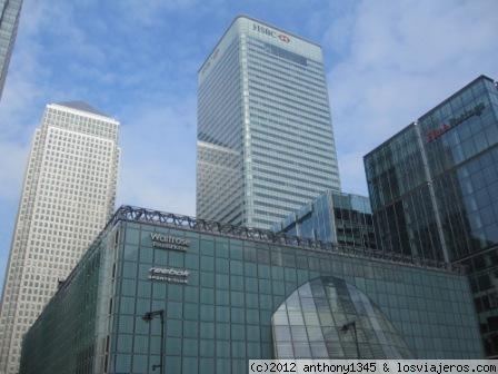 Canary Wharf
Rascacielos en Canary Wharf, en la isla de los Perros. En la imagen el 1 Canada Square, de 235 metros de altura (el edificio mas alto de Londres) y la torre de HSBC, de cerca de 200 metros.
