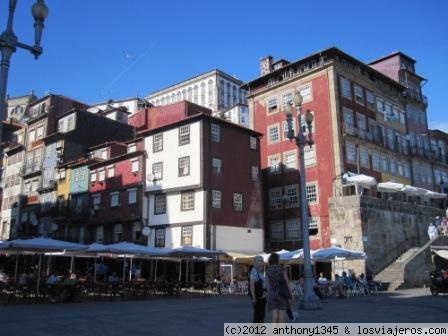 Casas del barrio de la Ribeira, Oporto
Casas típicas con fachadas de colores y de azulejos a la margen del Duero
