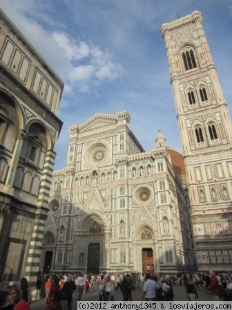 Catedral de Santa Maria del Fiore, Florencia
Fachada y campanario del Duomo de Florencia, la cuarta iglesia más grande del mundo. Lo más famoso de este edificio es la cúpula de Brunelleschi, de 45 metros de diámetro y 100 de altura, construida en torno a un cono interior sobre el que se fueron añadiendo capas de ladrillo.
