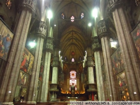 Interior del Duomo de Milán
Vista del inmenso interior del Duomo, que puede acoger a 40000 personas. En la cabecera se encuentran las vidrieras más grandes del mundo.
