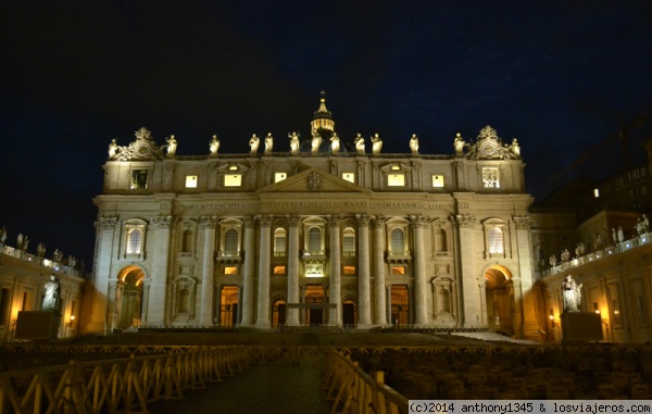 Roma by night 3: Basílica de San Pedro
Vista nocturna de la fachada de la Basílica de San Pedro.
