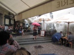 Camarera bajo la lluvia torrencial en Praga