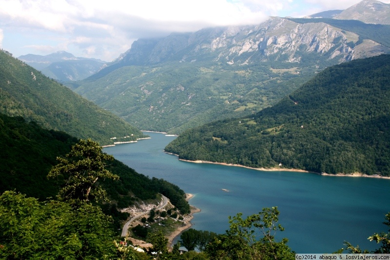 Viajar a  Montenegro: Embalse Del Ebro - Pluzine, Montenegro (Embalse Del Ebro)