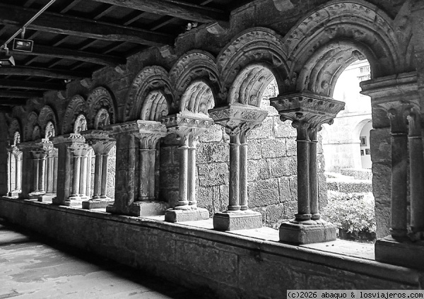 Claustro de Sar
El claustro románico de la colegiata del Sar en Santiago, de finales del s. XII, solo conserva en ese estilo una de sus pandas, pero es bellísima
