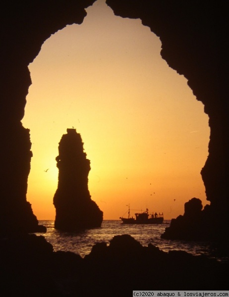 Contraluz en Algarve
Las rocas emergiendo del mar y las cuevas forman magníficas composiciones en la costa de Lagos, Algarve
