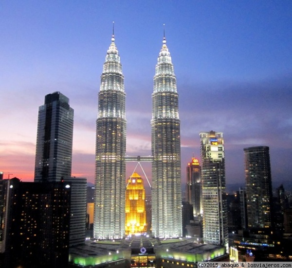 Torres Petronas en Kuala Lumpur
Todo un espectáculo contemplar de noche las torres gemelas malasias
