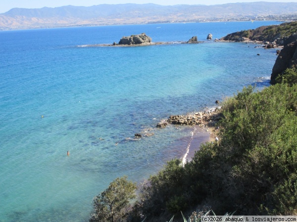 Costa norte Chipre
En la costa noroeste de Chipre, cerca de los Baños de Afrodita, hay buenos lugares  para bañarse en aguas cristalinas
