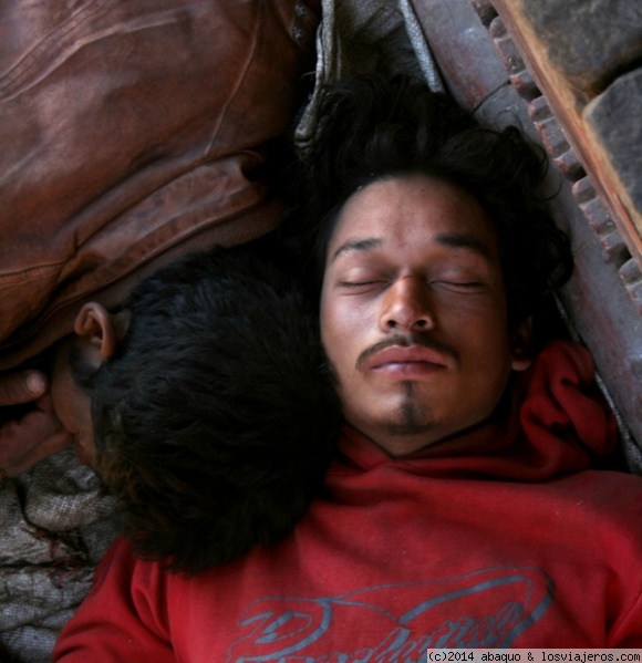 Durmiendo en Katmandú
En la Durbar de Katmandú, dos nepalíes durmiendo

