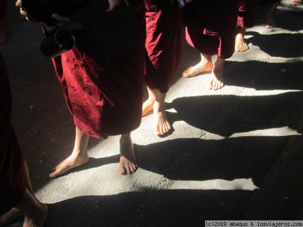 Monjes birmanos protegidos
Desfile de monjes en un monasterio de los alrededores de Mandalay respetando la nueva ley de proteccion de datos
