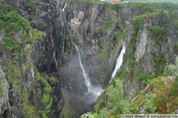 Voringfoss
Espectacular desnivel por el que cae un grupo de cascadas cerca de Eidfiord
