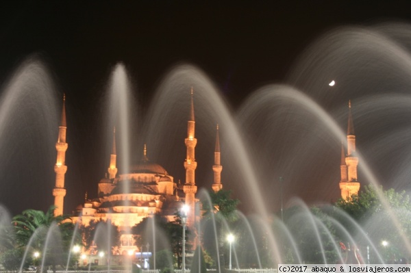 Velo de agua
La mezquita Azul de noche a través del agua. Estambul
