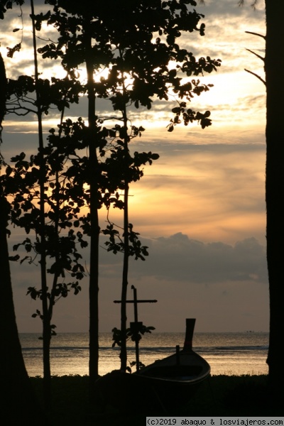 Contraluz en Phuket
Atardecer en una playa de la costa oeste de Phuket, Tailandia
