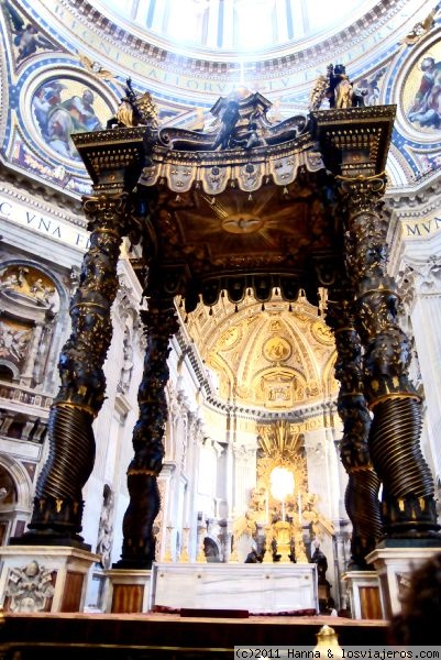 Baldaquino de Bernini-Basílica de San Pedro-Roma
Baldaquino que cubre la tumba del apostol San Pedro en la nave central de la Basílica, diseñado por Bernini, recordando las palabras de Jesucristo, 