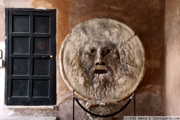 Boca de la verdad-Roma
Boca de la verdad, situada en la Iglesia de Santa Maria in Cosmedín en Roma. Realmente metemos la mano en cualquier sitio, porque se tiene casi la certeza de que esto que nos hace tanta gracia es la tapa de una cloaca máxima, usada en Roma, ji ji ji
