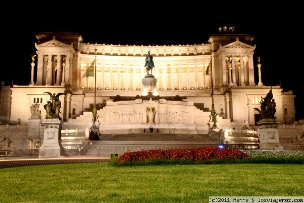 Vista Nocturna del Monumento a Vittorio Emanuele II - Italia