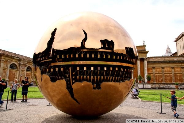 Esfera con esfera. Patio de la Piña. Museos Vaticanos
Esferas concéntricas construidas por Arnaldo Pomodoro, situadas en el Patio de la Piña. Museos Vaticanos, Ciudad del Vaticano Roma
