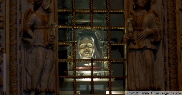 Cabeza momificada de Santa Catalina. Siena
Cabeza momificada de Santa Catalina, en la Iglesia de San Domenico en Siena. Murió en Roma, donde se conserva la mayor parte de su cuerpo, sin embargo su cabeza y su dedo pulgar están en esta Iglesia
