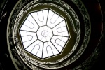 Escalera de Bramante, vista desde abajo. Museos Vaticanos Roma