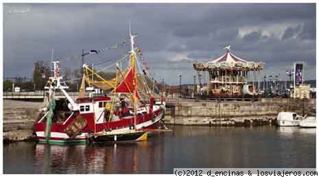 Bonito barco en el puerto de Honfleur.
A orillas del Sena, se ubica el bonito pueblo corsario de Honfleur. Muy pintoresco.
Bonito barco en el puerto de Honfleur.
A orillas del Sena, se ubica el bonito pueblo corsario de Honfleur. Muy pintoresco.