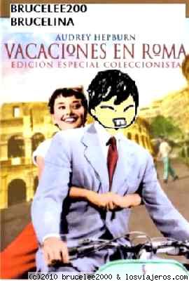 PEGATINA VIAJERA VIAJE A ROMA EN VESPA 
Esta pegatina primero fue el avatar que pusimos para nuestro viaje a Roma. Como nos gustó tanto la imprimimos como foto y la llevamos en nuestro paseo por Roma. En la pegatina aparece el chino karateka con Audrey Hepburn en Vespa como en la película 