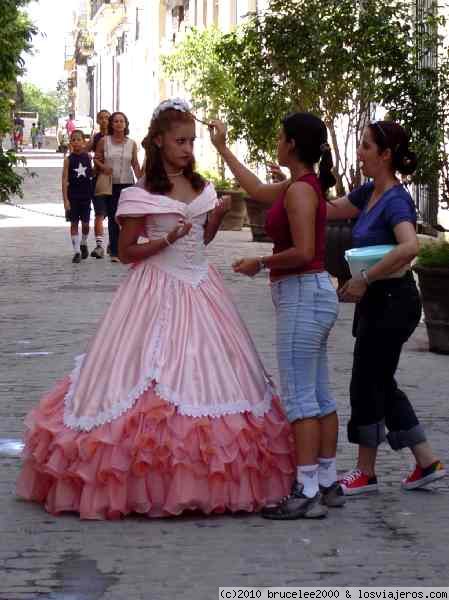 LA HABANA - PUESTA DE LARGO
Al llegar a la edad de 13-14 años, las jovenes cubanas celebran la puesta de largo que vendría a ser una presentación en sociedad. Para ello, la familia se encarga de buscar un bonito vestido para celebrar la efeméride.
