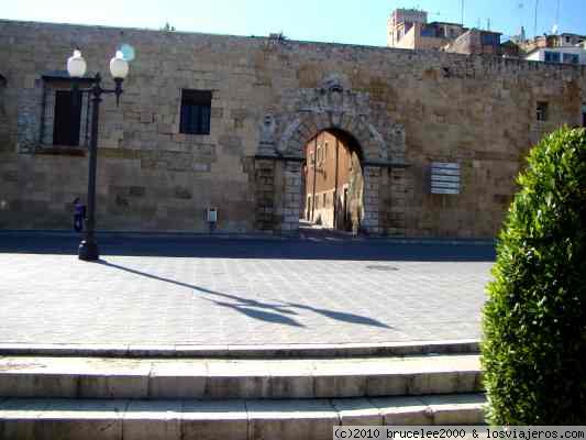 MURALLAS ROMANAS DE TARRAGONA
Zona amurallada correspondiente al Portal de Sant Antoni. La propia muralla hace las veces de pared de las viviendas.
