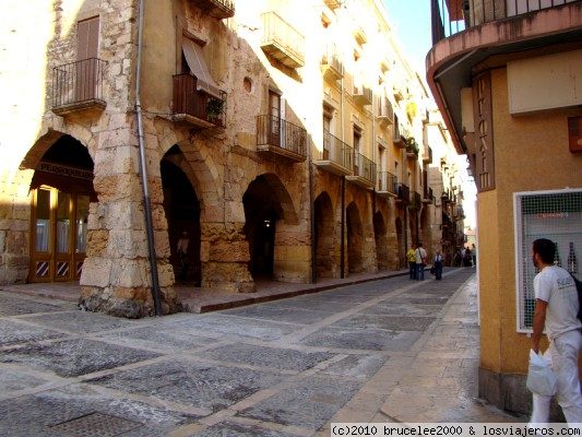 TARRAGONA PORTICOS MEDIEVALES
En la calle Mercería, a los pies de la Catedral, se encuentra un edificio que conserva los pórticos medievales originales.
