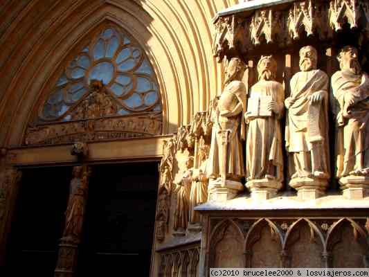 CATEDRAL DE TARRAGONA - DETALLE DE LA FACHADA
En la fachada de la catedral tarraconense se puede encontrar una hilera de santo. Según la tradición cada cambio de siglo caía una de las figuras.
