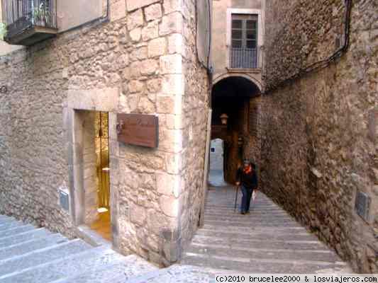 GIRONA CALLES EN EL BARRIO JUDIO
Girona conserva en un estado perfecto el antiguo Barrio Judio de la ciudad. Sus calles estrechas y empinadasy las casas empedradas te llevan directamente a la época medieval
