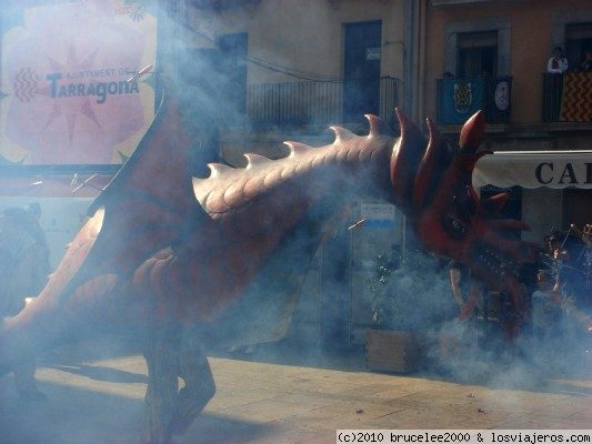 DRAC DE SANT ROC
El Drac (dragón) es la primera bestia que aparece en el seguicio popular de Tarragona. Pertenece al barrio tarraconense de Sant Roc.
