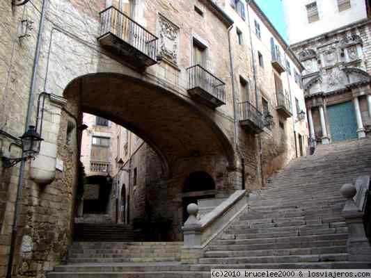 GIRONA CALLE MEDIEVAL
Girona es una ciudad encantadora que bien merece una visita. Aquí el Palacio de los Agullana en la Pujada de Sant Domenech.
