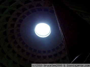 ROMA-OCULO DEL PANTHEON
En el centro de la cúpula del impresionante edificio del Pantheon se puede ver el oculo por donde los rayos del sol se filtran para posasrse en el suelo al medio día.
