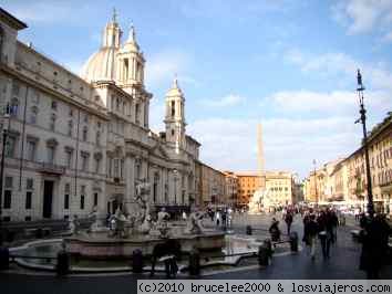 ROMA PIAZZA NAVONA
Está es una de las plazas más bonitas y famosas de Roma, la plaza Navona con sus fuentes, iglesias y los cafés.
