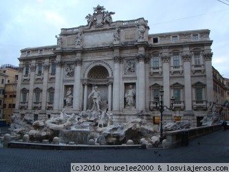 FONTANA DI TREVI
Fontana de Trevi si las aglomeraciones habituales de turistas.
