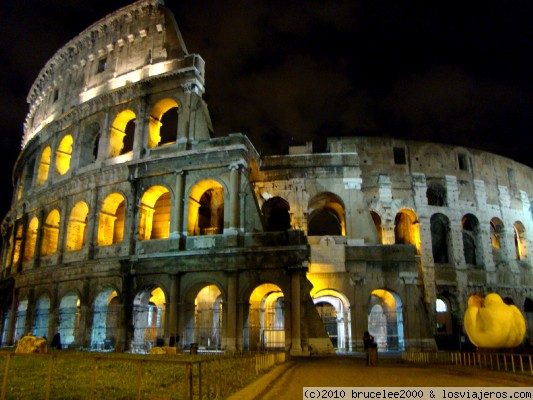 ROMA - EL COLISEO DE NOCHE
La iluminación del Coliseo romano de noche hace aun más bella esta herencia de los antiguos romanos.
