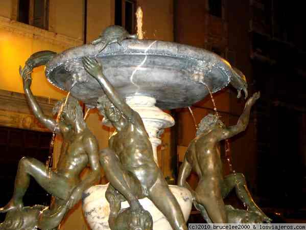 FONTANA DE LAS TORTUGAS
Divertida fuente en la que unos chicos impiden que las tortugas se escapen.
