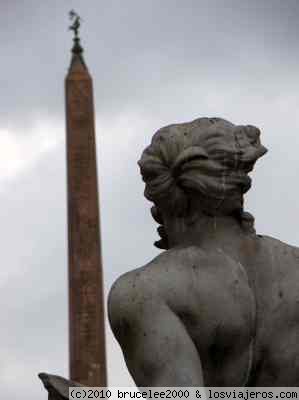 ROMA - PLAZA NOVONA - MIRANDO EL OBELISCO
Detalle del obelisco de Piazza Navona observado por una de las estautas de la plaza.
