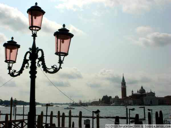 SAN GIORGIO MAGGIORE - VENECIA
Vista de San Giorgio desde el muelle del Zattere en Venecia.
