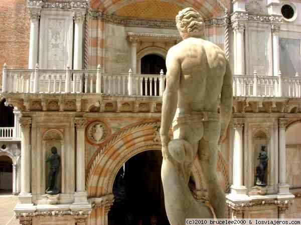 GIGANTE DEL PALACIO DUCAL - VENECIA
uno de los 2 gigantes que custodian la escalinata del Patio del Palacio Ducal en Venecia.
