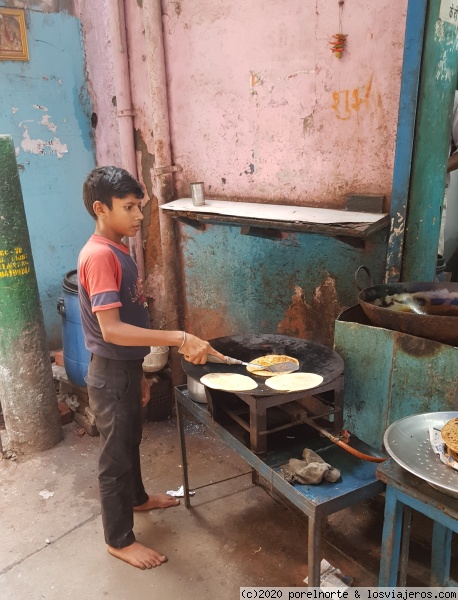 Chapatis
Joven haciendo chapatis en las calles de Delhi
