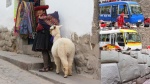 Gente de Cuzco, piedra de los doce ángulos y combi
Cuzco, combi, piedra de los doce ángulos